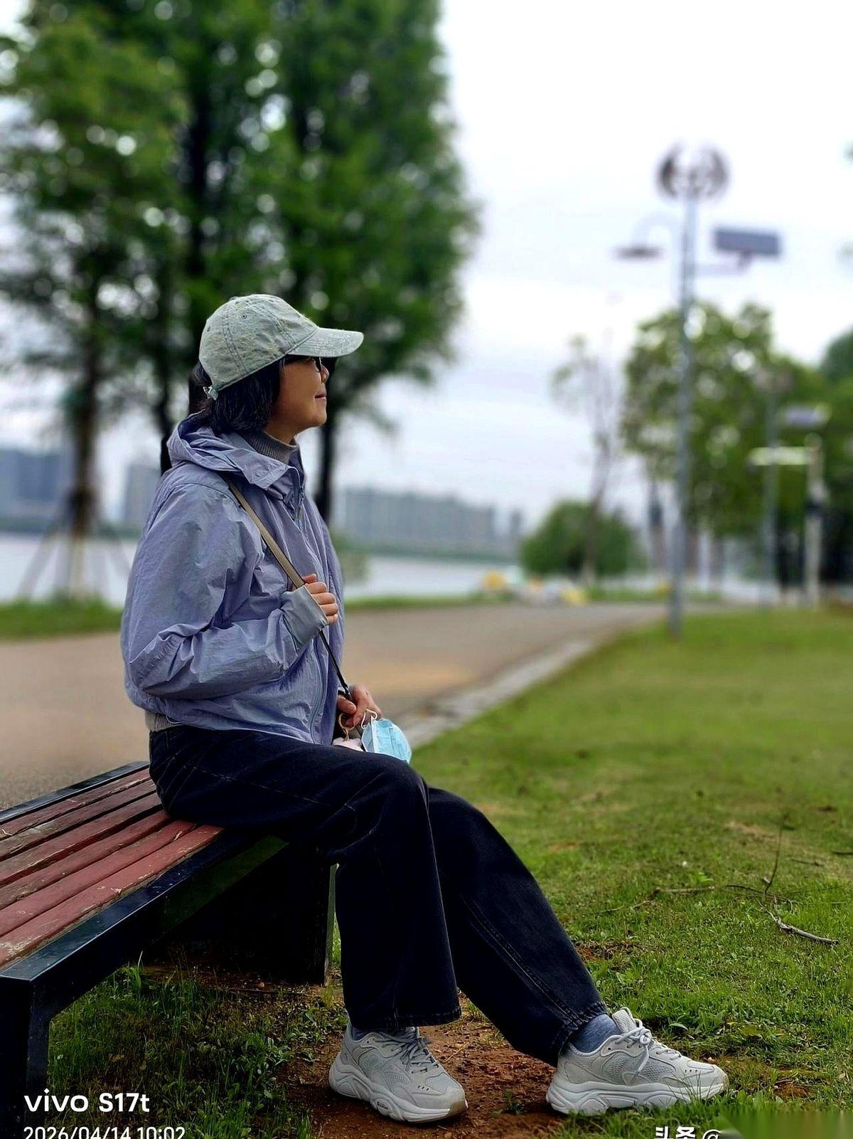 整整两天，我像个废人一样瘫在床上，连家门都没迈出过一步。不是不想动，是身体突然