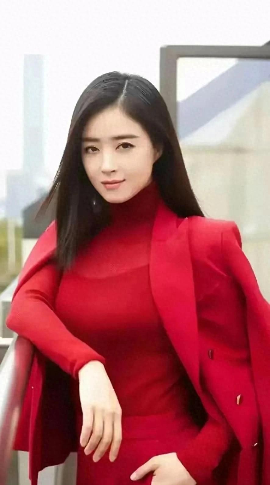 蒋欣的身材十分丰满，这就是成熟女性的魅力吧！气场十足。