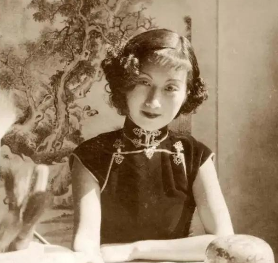 1927年，上海三大美人之一、国画家周炼霞结了婚，小日子过得挺甜蜜，谁知丈夫有次