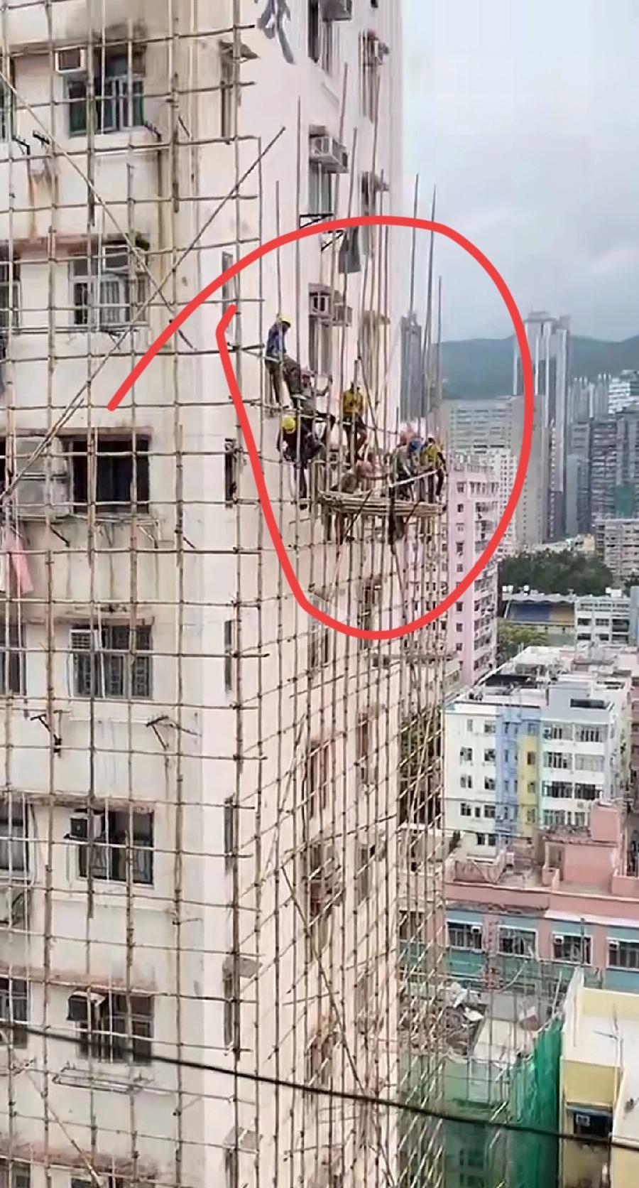 香港竹子脚手架搭建技术，可以申遗了！不服不行！这么高的楼，30多层，就一层网格架