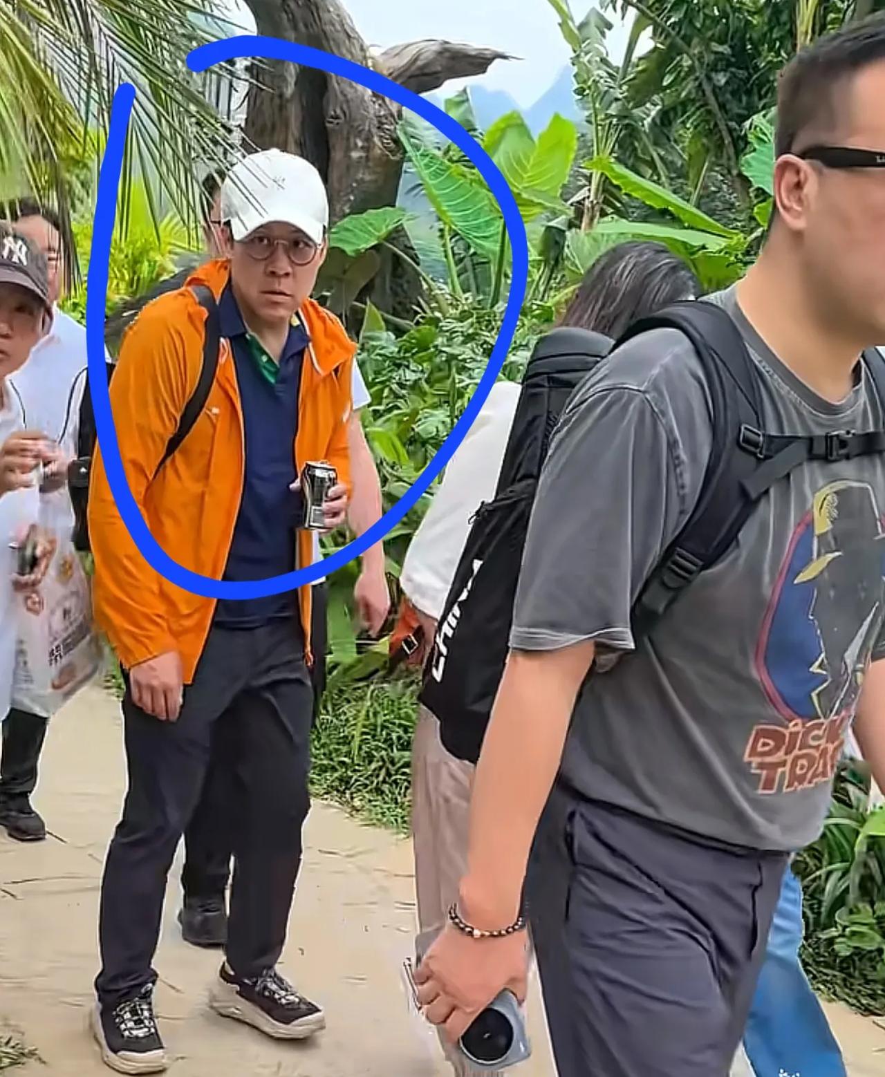 清明假期叠加复活节假期，霍启刚特意抽出时间，带着12岁的长子霍中曦、7岁的