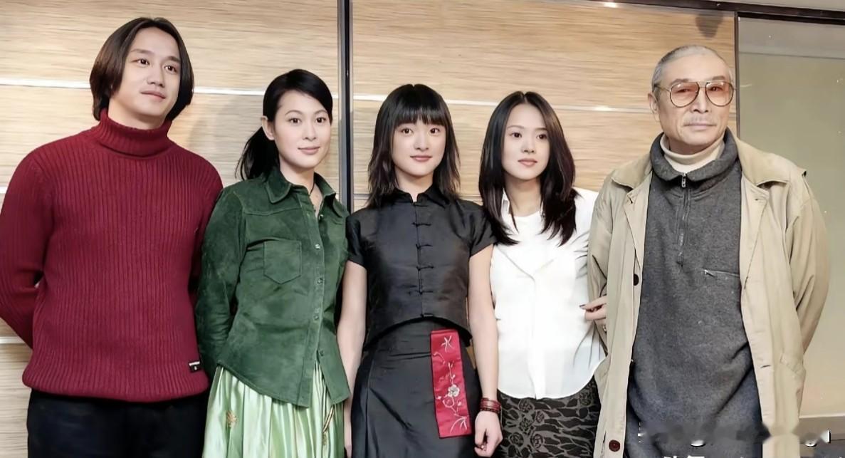 年轻时候的黄磊、刘若英、周迅、和伊能静站在一起，男帅女美特别养眼！三位美女，