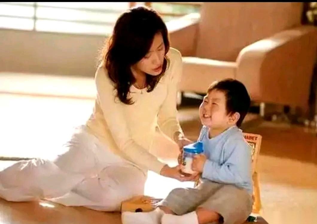 我一同学，自己亲孙子不带，跑去北京给别人当了十几年保姆。一个月一万。一年十来万