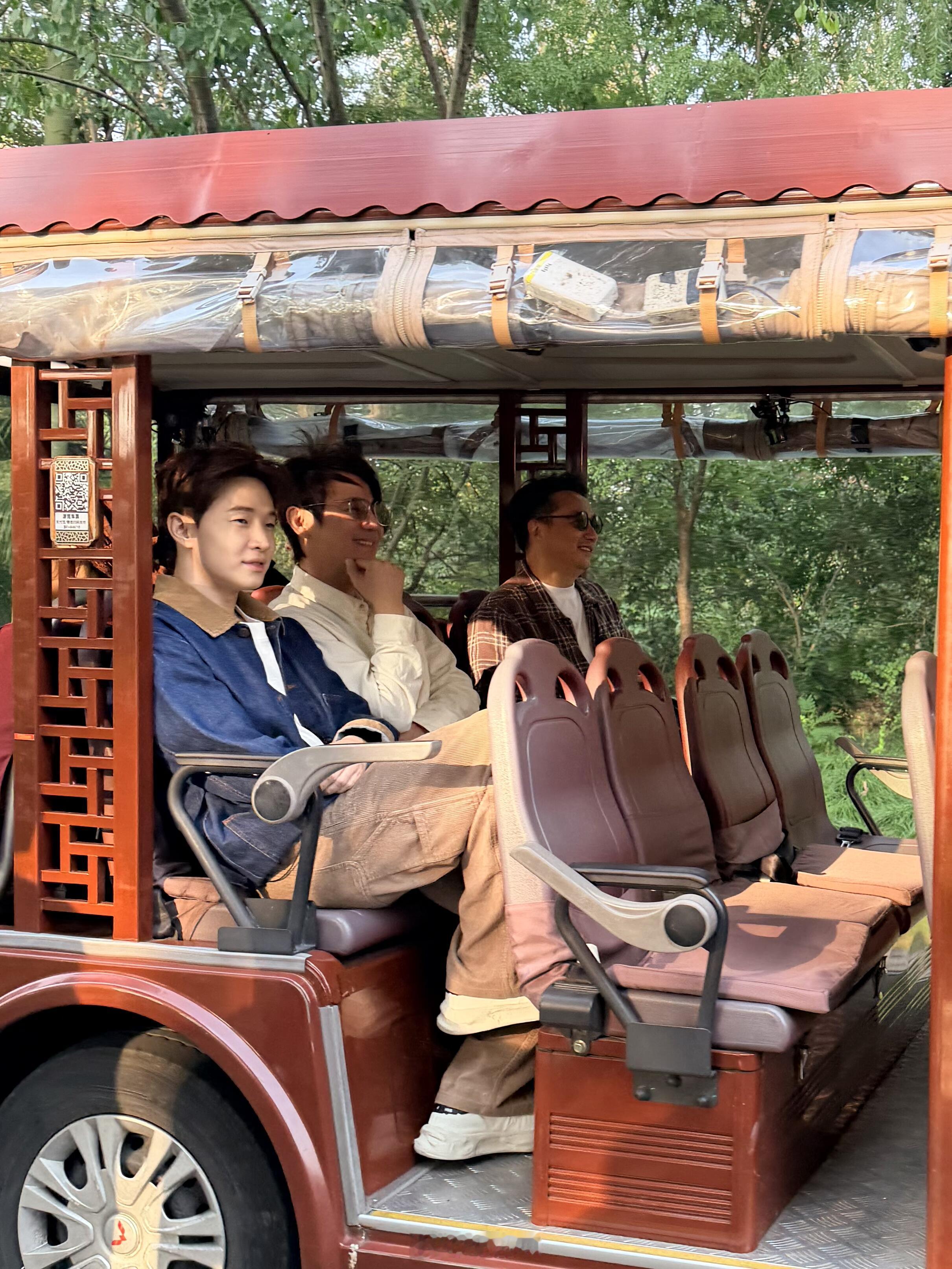 在乌镇随处可见张艺兴刘宪华😍又见到张艺兴啦～张艺兴刘宪华张子枫彭昱畅