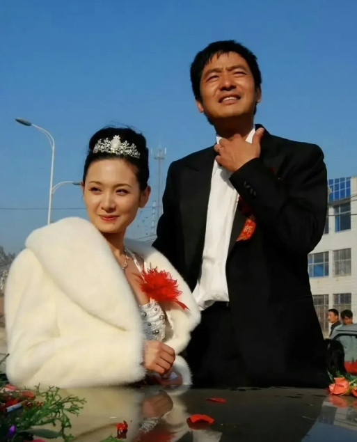 同样两个人，相隔16年。不得不说，看得出来他们已经发家致富了啊。[赞][赞]