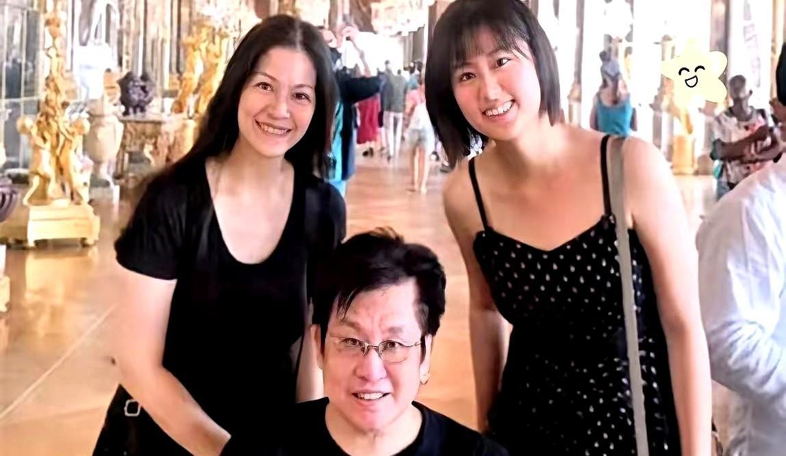 郑智化机场被拦在台阶前，不是因为他红，而是因为台阶太无情。没人想听名人卖惨，但