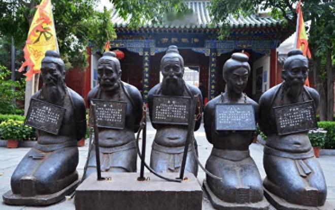 杭州岳飞墓前原本跪着5个人，如今只剩下4个，是谁不用跪了？ 500多年来,他