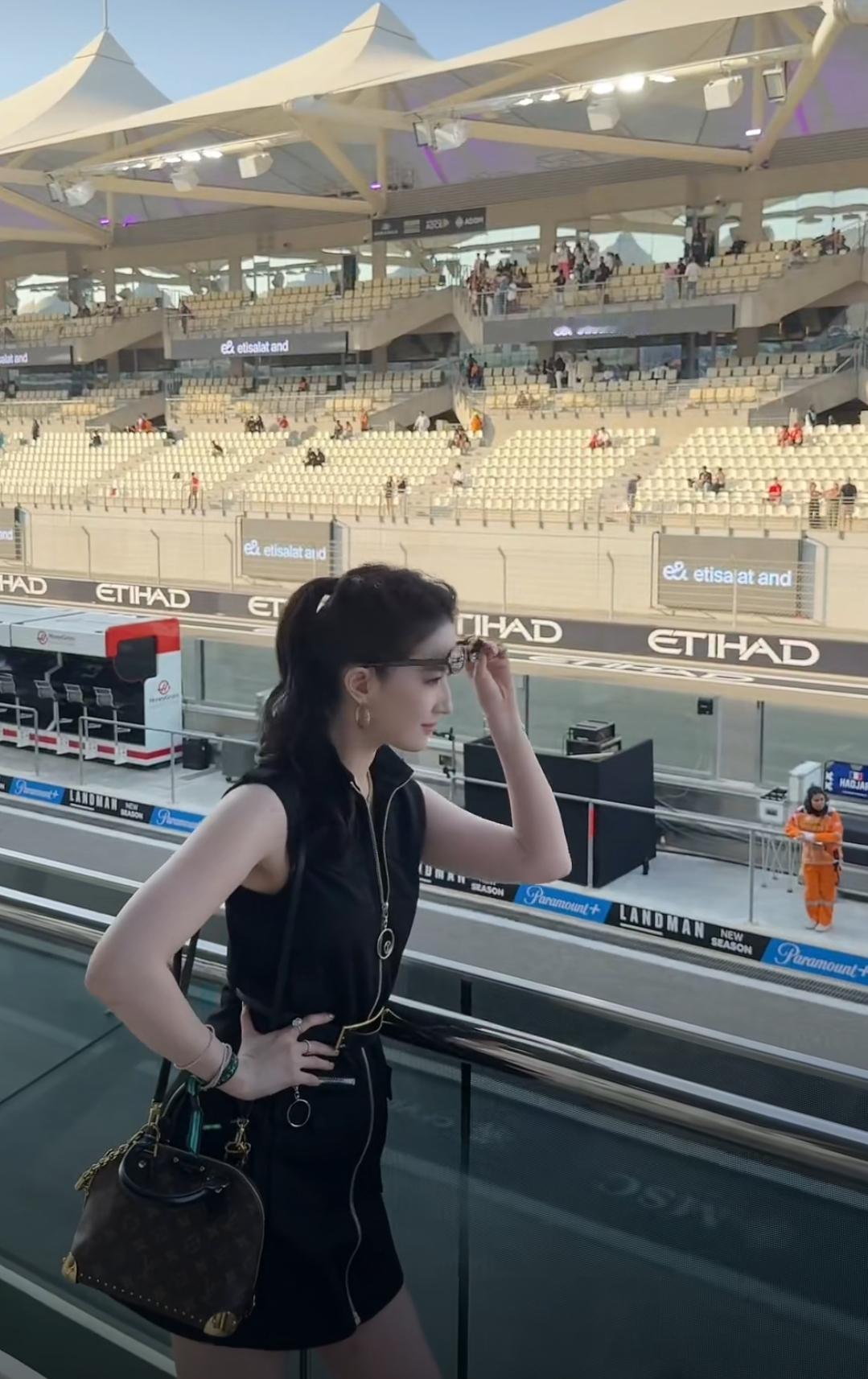 天仙姐姐突袭阿布扎比F1赛场，真人亮相超惊艳。生图自带柔光滤镜，皮肤白皙透亮，气