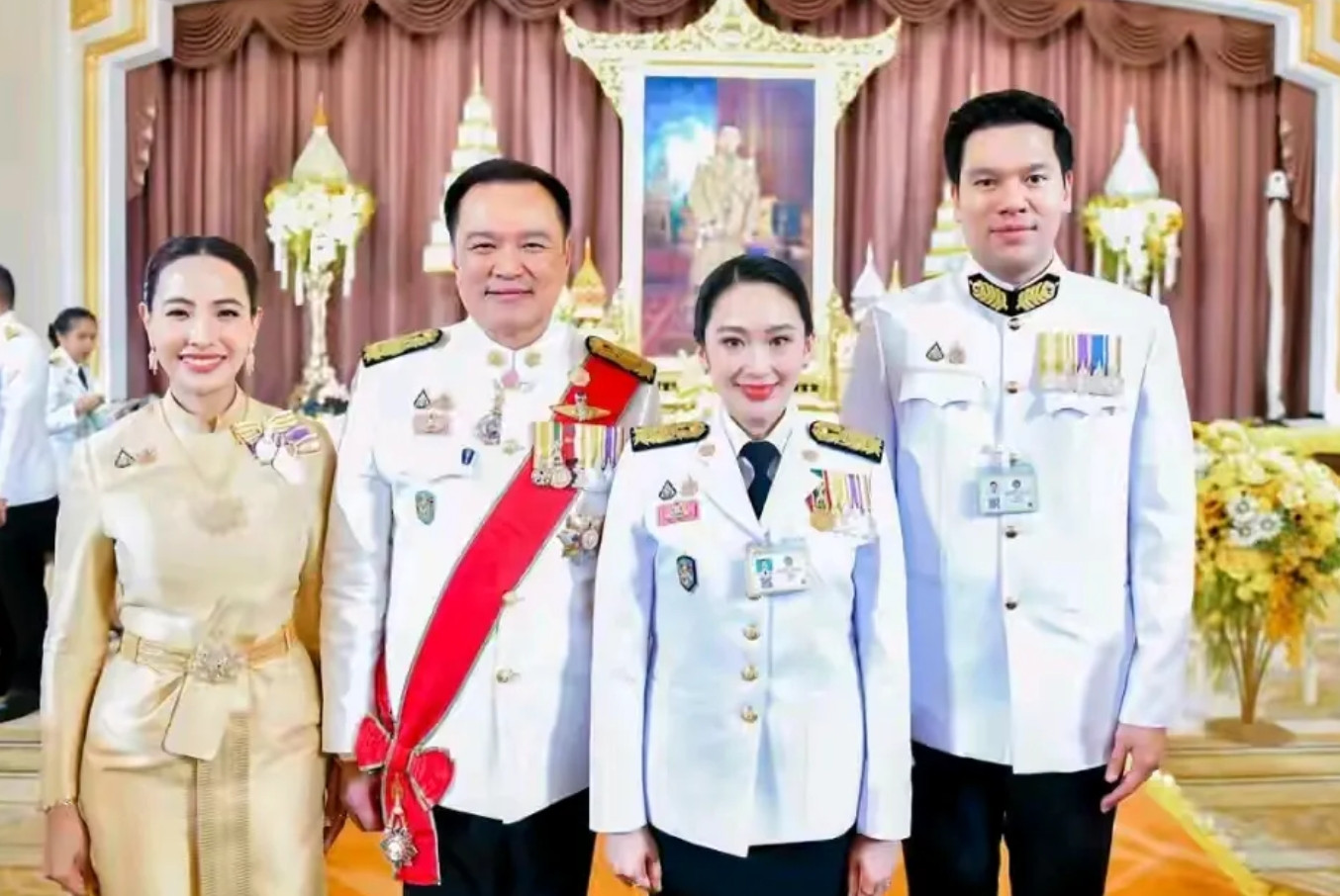 两任总理合影，阿努廷妻子笑靥如花，挺有女人味的。佩通坦丈夫身材高大面相忠厚，又君