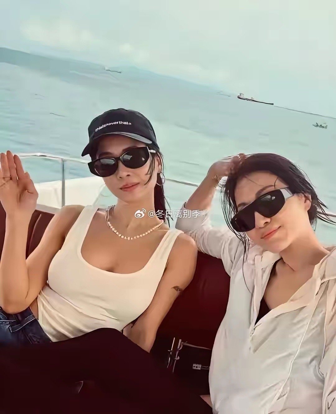 47岁蔡依林和妈妈、姐姐到巴厘岛度假，一家人坐游轮出海看风景
