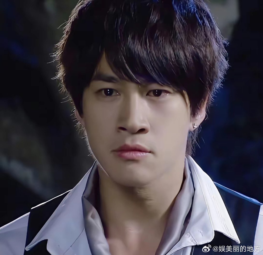 有没有人发现，何润东真的长得有点吃亏，他年轻那会娱乐圈正好流行周正的硬汉，他头小