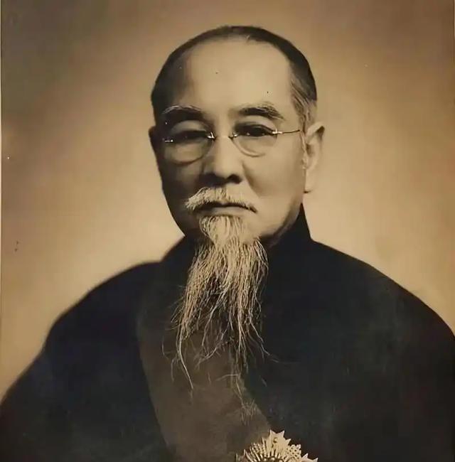 1943年，国府主席林森出车祸重伤住院，蒋介石质问戴笠：“林主席的车祸，是不是你