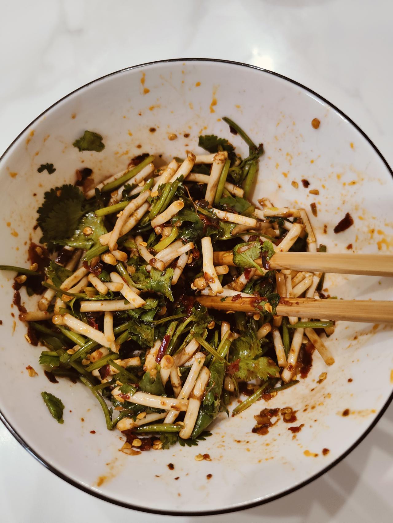 折耳根和香菜，两种极端的蔬菜在喜欢的人眼里，这就是心头爱在不喜欢的人嘴里，就