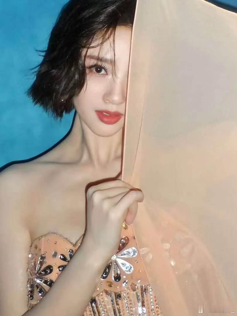 唐艺昕非常享受当e人的玩具慢性格遇上活泼e人也能完美适配，唐艺昕不勉强不社恐，