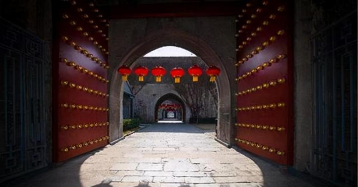 古代城门为何朝里开，不会很容易被敌军攻破？不得不服古人的智慧古时候那些高墙深