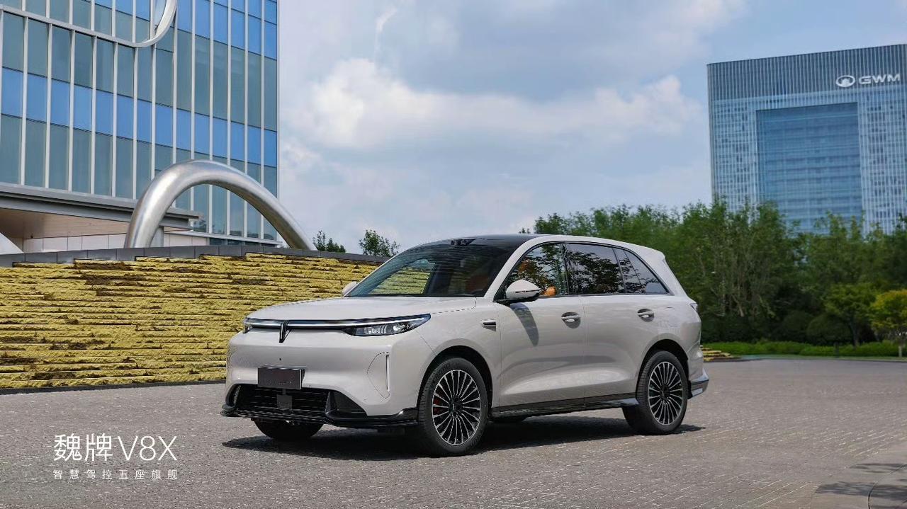 今晚魏牌V8X正式上市，限时权益价22.68万起。我觉得魏牌确实需要这台能"打穿