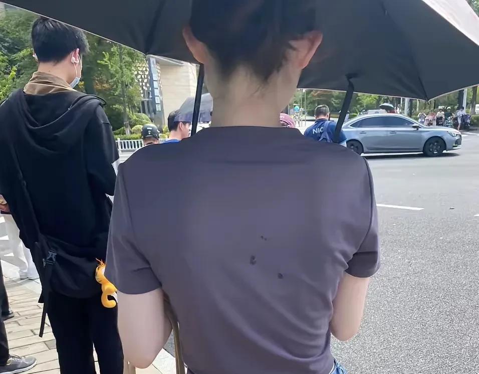 眼前的身影宛如画中仙，肌肤似新雪初凝，透着一层瓷釉般的柔光，每一寸线条都像被月光