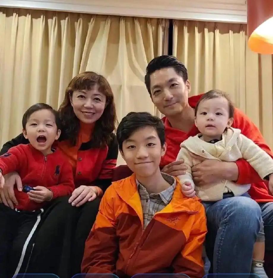 这是蒋介石的曾孙蒋万安的“全家福”。妻子石舫亘个儿高挑,智慧聪颖