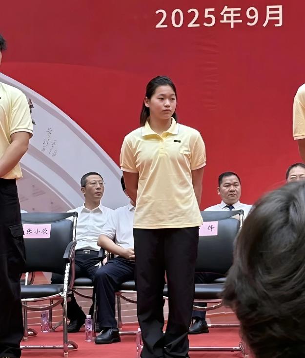 全红婵穿校服站开学典礼，这姑娘把冠军藏得太好。全红婵开学不搞特殊，低调似新生
