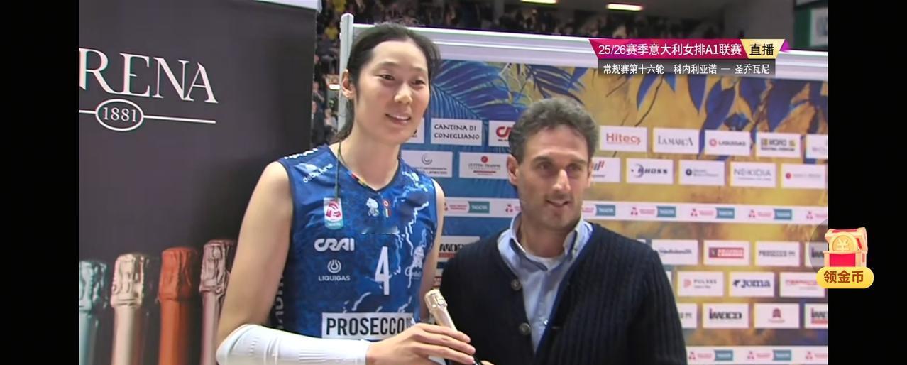 当所有人的镜头都对着朱婷扣杀时，有个女孩正在地板上翻滚27次。朱婷两局半解决战