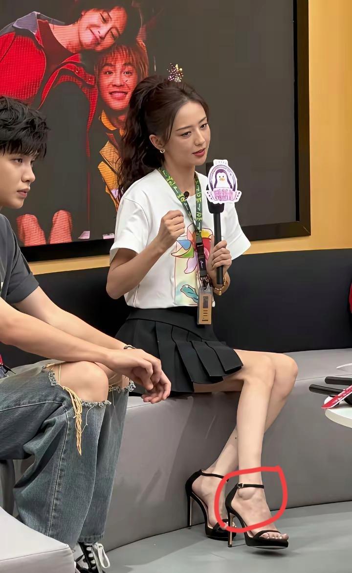 镜头中的佟丽娅发型拉风，眉眼如画，琼鼻秀挺，樱唇榴齿，身材纤瘦，少女感拉满，只是