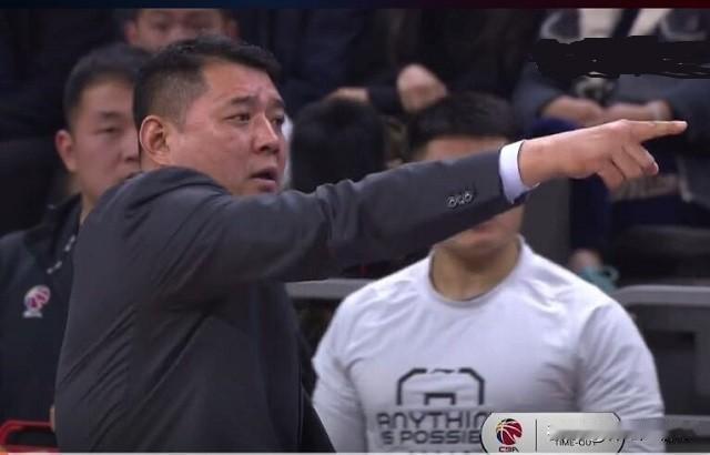 说实话，当年巩晓彬指着广东男篮助教伊戈尔鼻子骂的时候，杜峰跟猫一样乖。说良心话，