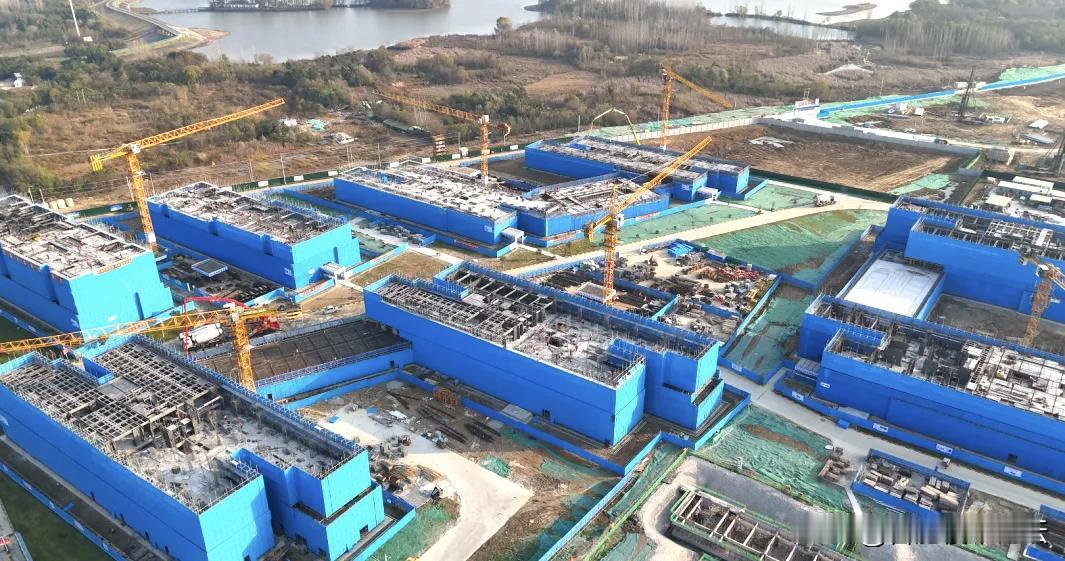 安徽大学未来学院（新校区）B2号楼主体结构顺利封顶。建设速度的确快。这个211大