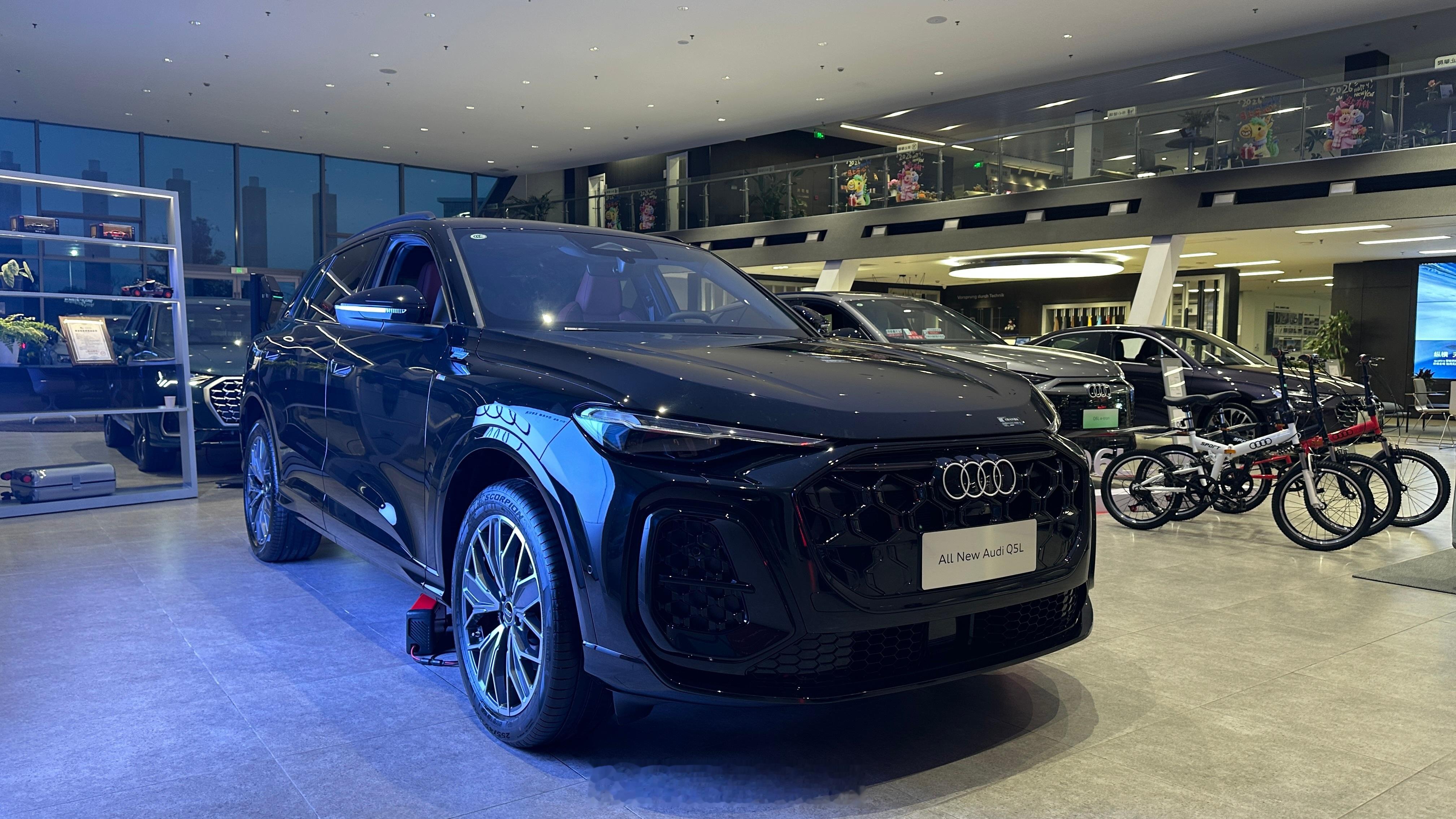 替各位静态试了下全新奥迪q5l，够大，够帅，够科技，可惜目前预售价格不够给力，