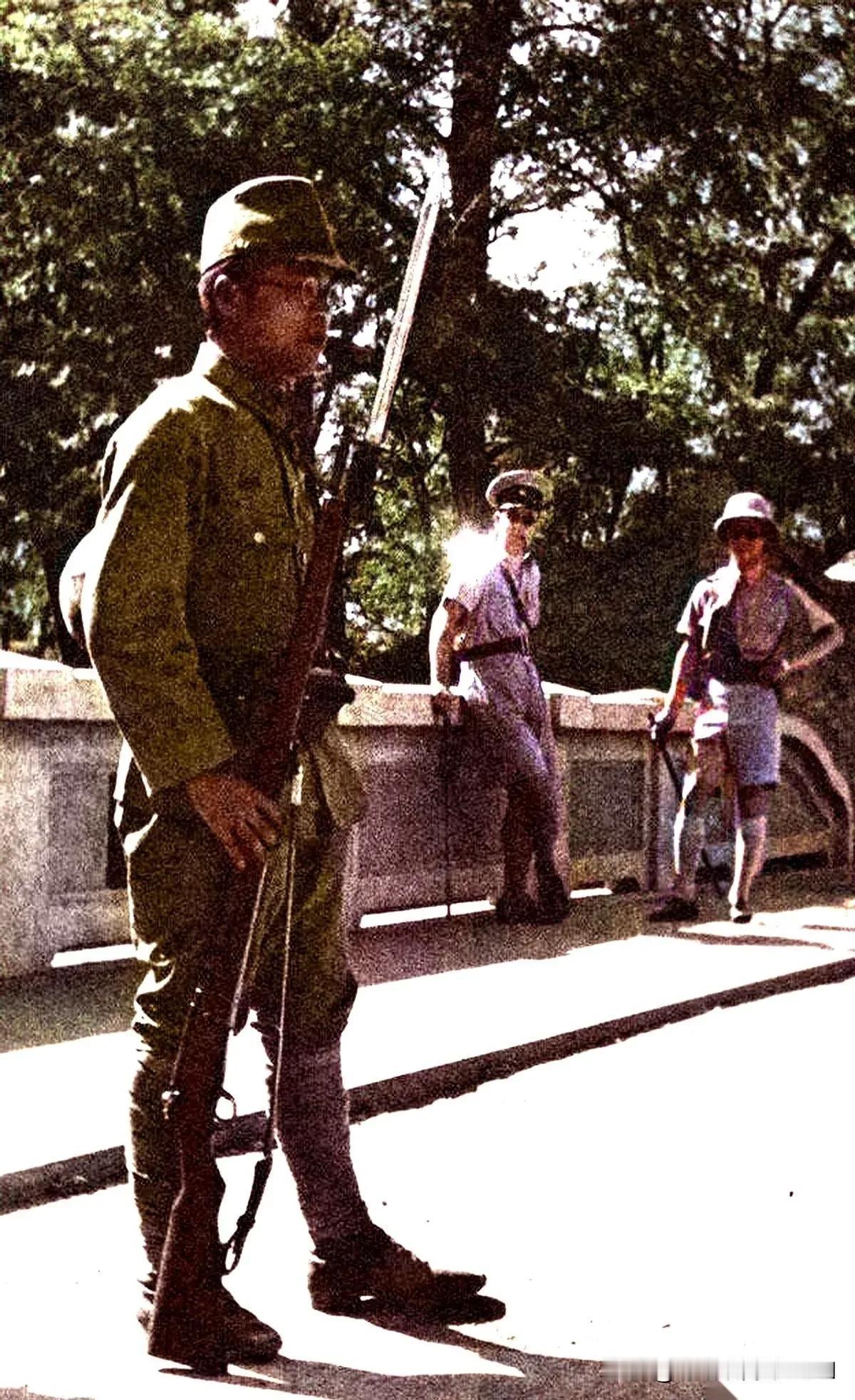 这是一张真实的历史照片。1939年的天津，四名抗日志士跑进了英租界，日军把英租界
