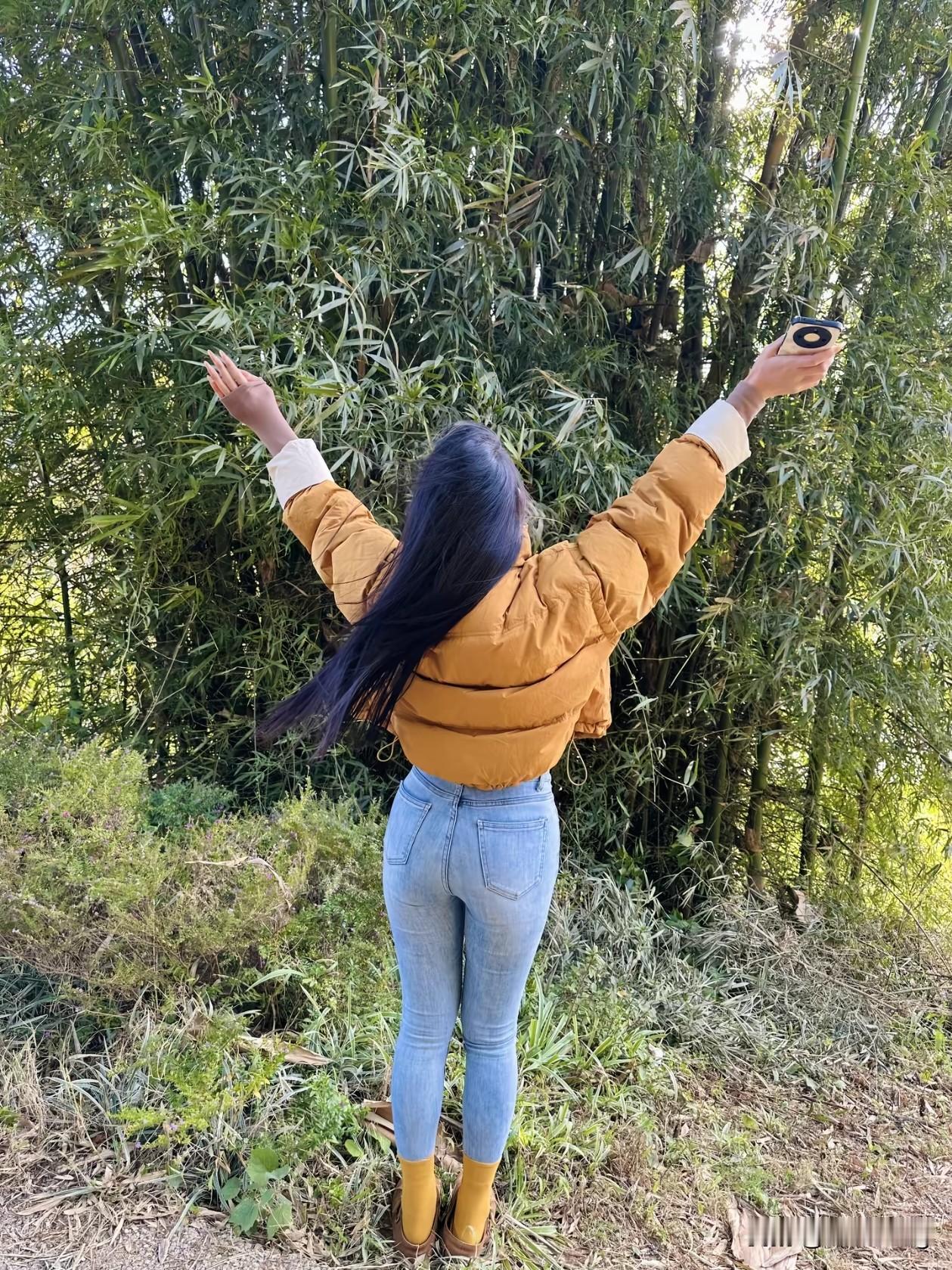 在竹林间，和自然撞个满怀，心情也跟着舒展啦