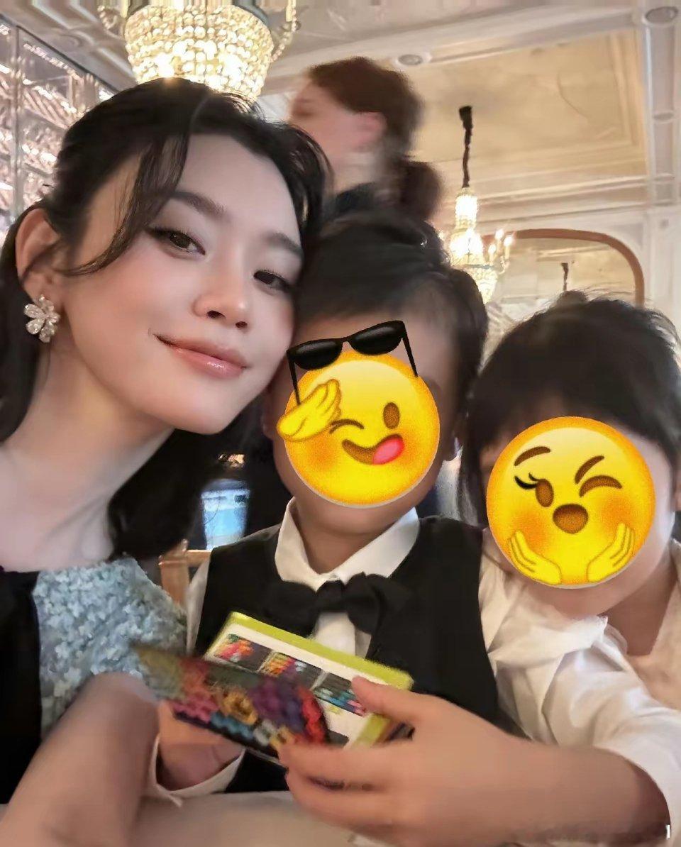 奚梦瑶晒婚礼晚宴全家福，戴100多克拉钻石，赌王孙子孙女当花童，都继承了妈妈的大