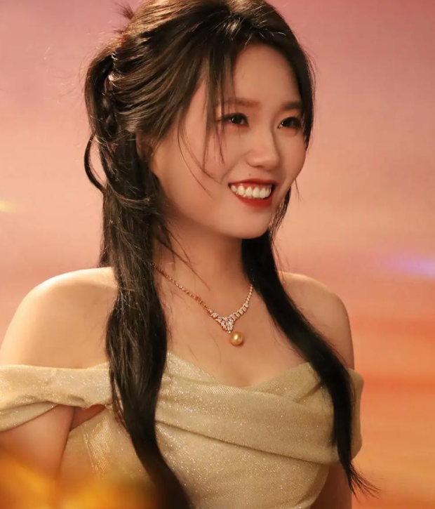 李雪琴私下也想学金靖的做派撩遍内娱帅哥艺人，只是先前她在私下的聚会上撩过某个男