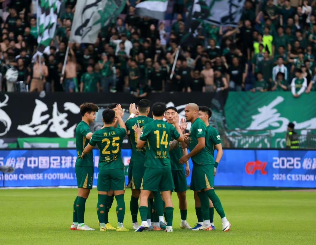 说实话，已经很久没有在中超联赛看到浙江绿城被逼成这么狼狈了。虽然之前也有输球，