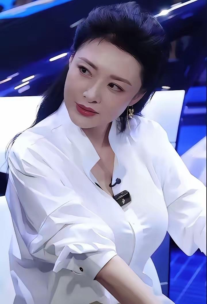 今年2月，58岁的周涛宣布进军短剧圈，这事儿一出来就引发了热议。有人纳闷她为