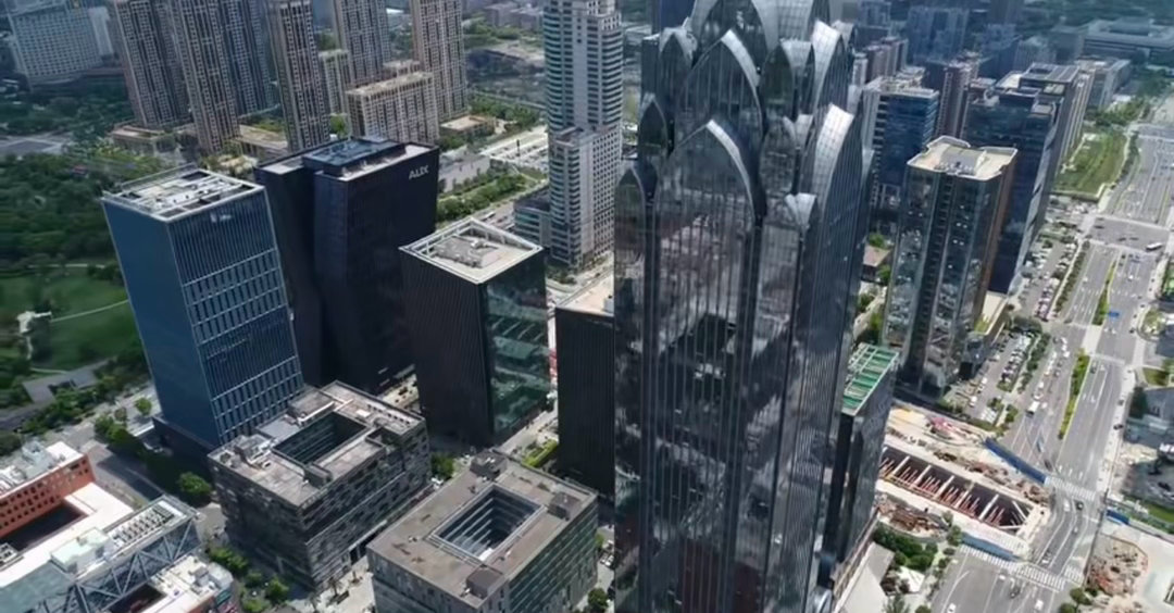 宁波短剧赛道全面升温腾讯视频短剧创作之夜航拍镜头下的宁波，是天然的竖屏片场。老