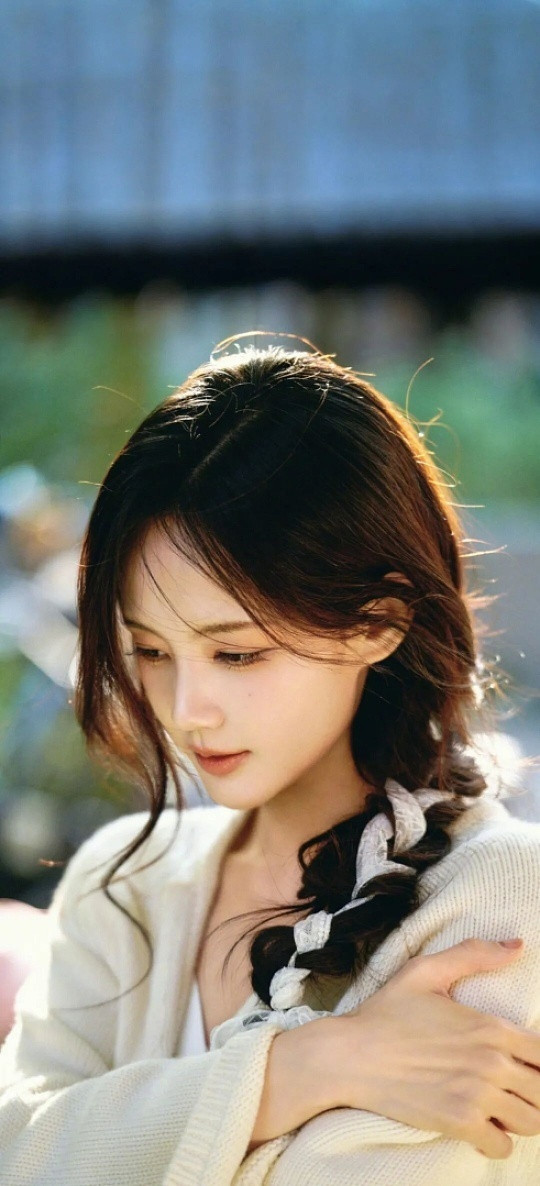 李一桐内场回眸神图这一眼直接美进心巴！内场柔光勾勒出她利落的发型与优越的肩颈线，