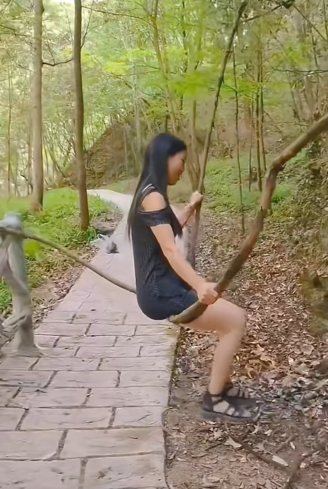 和老婆去爬山差点摔倒[哭笑不得]