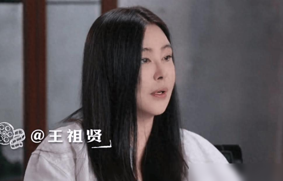 王祖贤说自己28岁就不想演了，不是为情，是觉得这行当假得像在做梦。15岁被星探拉进片场，日夜颠倒拍了
