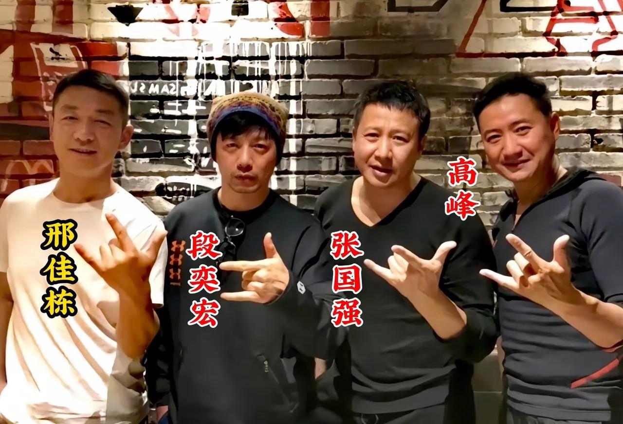 里的四位男演员合影留念，每一位演技都棒棒的。