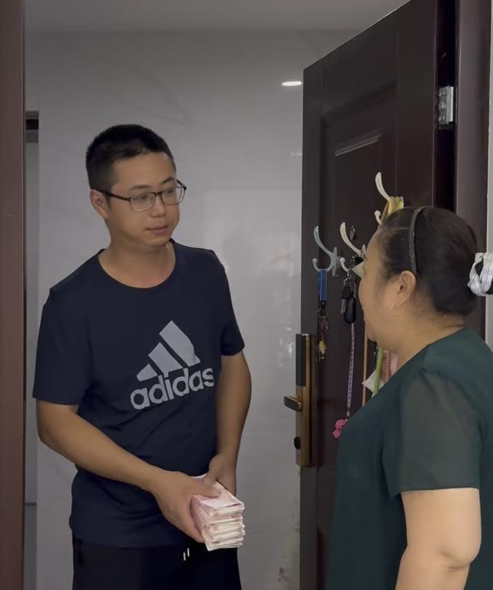 女儿女婿今天去了趟银行，取了5万块钱回来。女儿悄悄的对我说：“妈，等一下宝爸要给