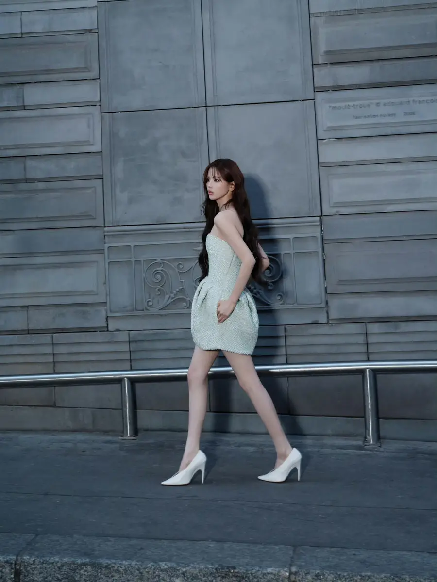 杨超越身穿白色抹胸礼服气质好乌黑长发凸显白皙皮肤