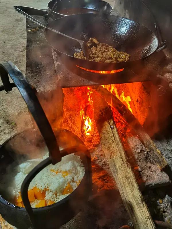 你喜欢吃柴火灶做的食物吗?我超爱柴火灶做的食物！就说柴火饭的锅巴，金黄酥