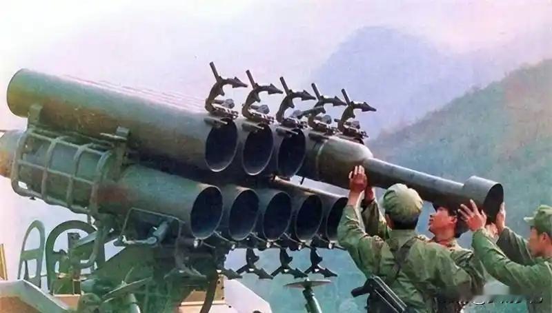 老山战役三转弯，运输车白天过路必遭越军炮火追着打，侯干事发明停车诱弹法，炮弹总追