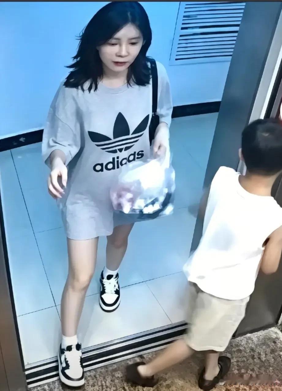 全网都知道了！这个美女打架打不赢小女生，儿子还在旁边捂嘴笑…………美女