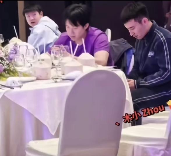 重庆冠军赛晚宴，孙颖莎随手一截就是心动神图！镜头下的莎莎眼神温柔又松弛，把灵动与