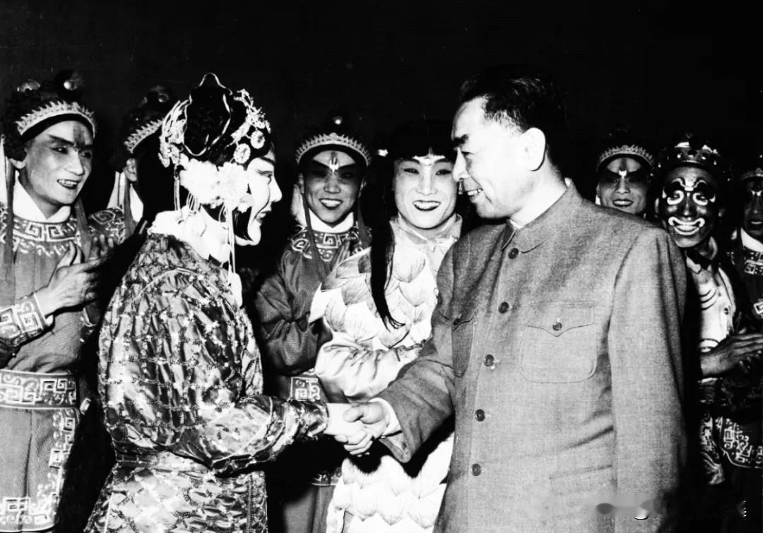 1963年，周恩来总理在日理万机之中观看京剧演出，和演员们握手交流。周恩来总理直