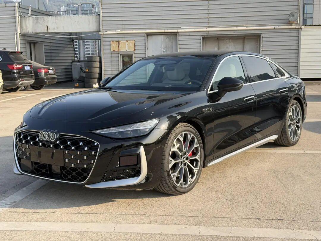 全新一代奥迪A6L现身街头，外观非常不错，内饰吧～～～交给大家来评价！关键信息