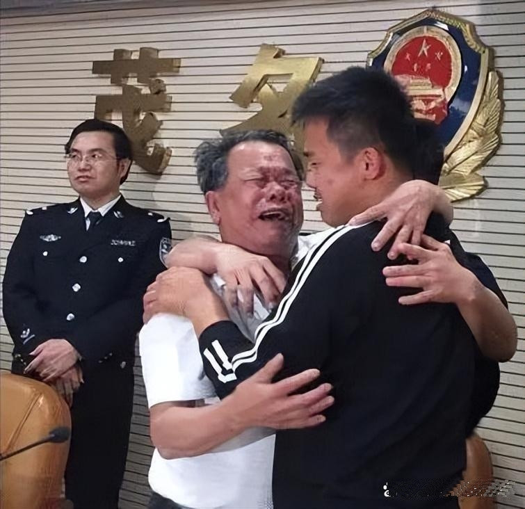 广东一7岁男孩被人拐卖，13年后，他路过云南一家大排档时，突然觉得店中生蚝的味道