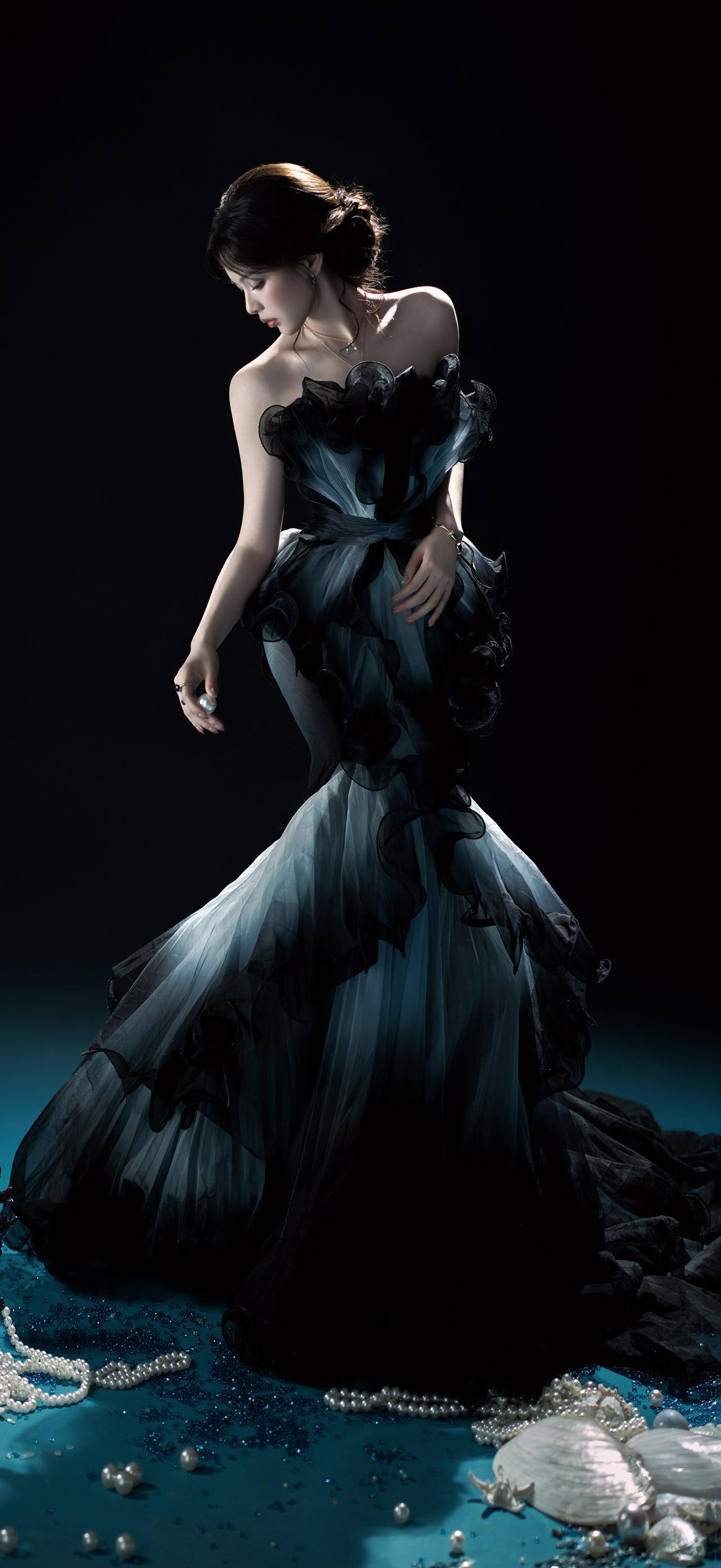 梦幻黑纱裙，优雅气质，珍珠点缀，宛如仙子降临。杨超越！