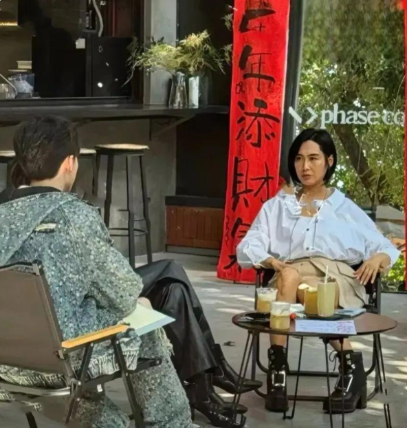 朱茵在深圳街头，本人很幻灭又矮又黑！她本人并不是大美女，个子不高皮肤黝黑，真实